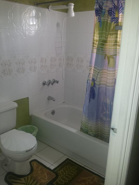 Impeccable Guest Rooms 2 金斯敦 客房 照片