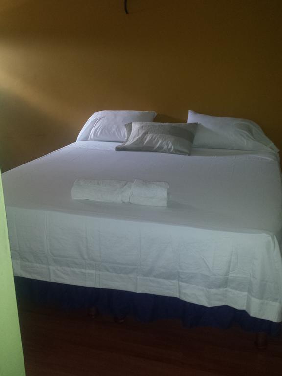 Impeccable Guest Rooms 2 金斯敦 客房 照片